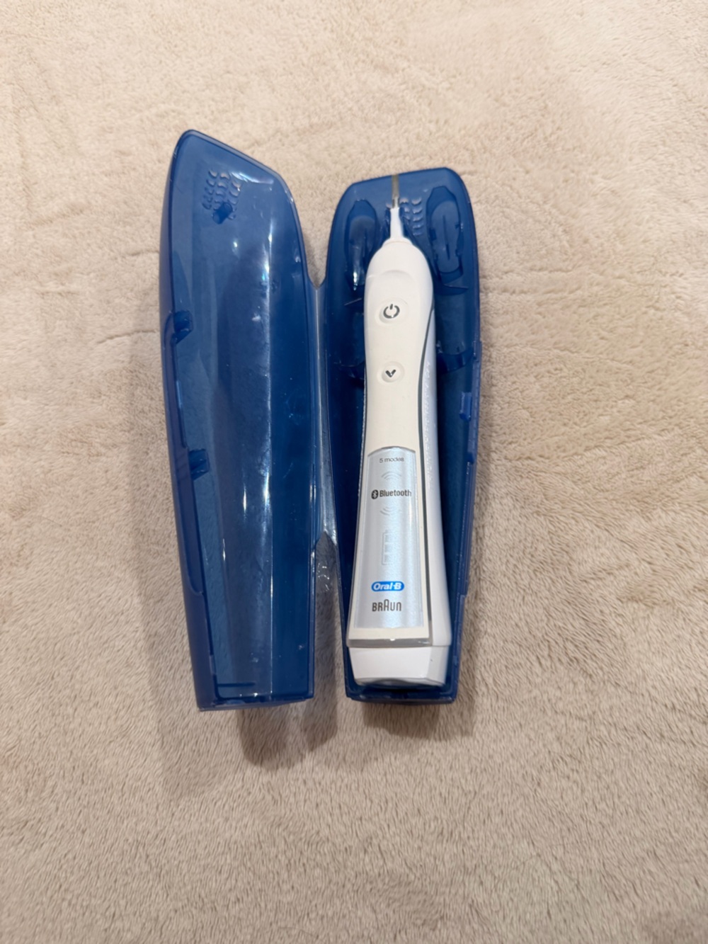 Oral‑B Braun White Electric Toothbrush with Blue Travel Case